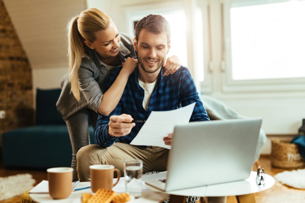 casal a pedir crédito para casamento online